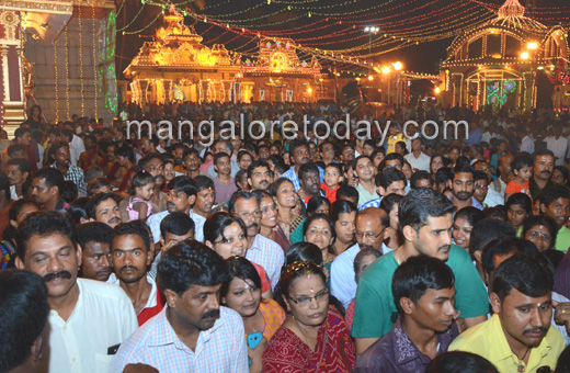 Siddaramaiah inagurates Mangalore Dasara at Sri Gokarnanatha Kshetra, Kudroli